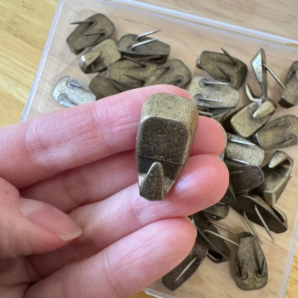 VTG Style Hanging Hooks Brass Tone 40 Nails‎ for Cubicles Corkboard and Fabric